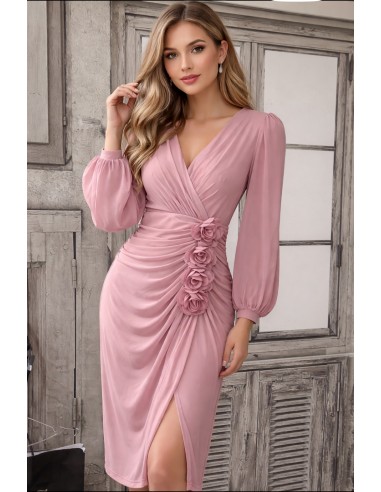 Vestido drapeado con flores de tela en el lado...