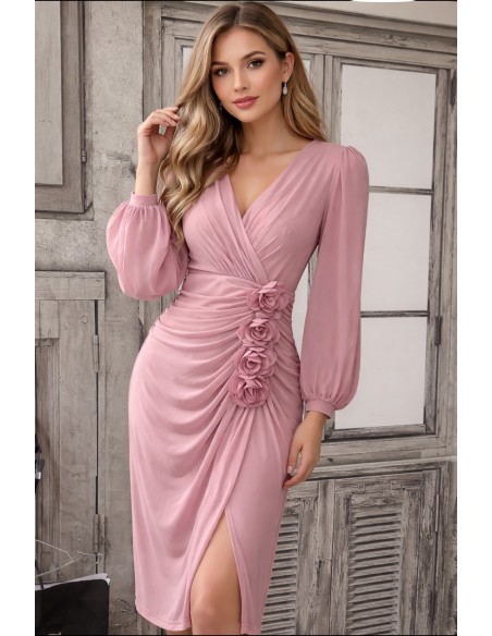 Vestido drapeado con flores de tela en el lado Nares