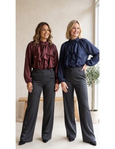 Blusa Elegante de Mujer con Volantes y Cuello Alto