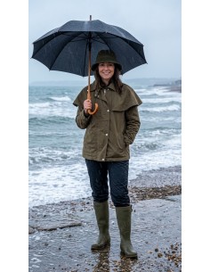 Chaqueta impermeable verde oliva con capa