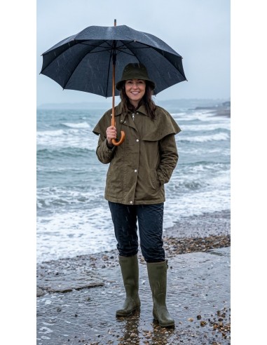 Chaqueta impermeable verde oliva con capa