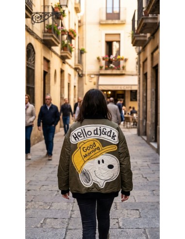 Chaqueta bomber verde oliva con estampado Snoopy