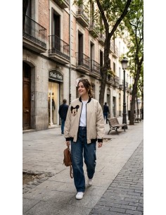 Chaqueta bomber beige con estampado Disney 2